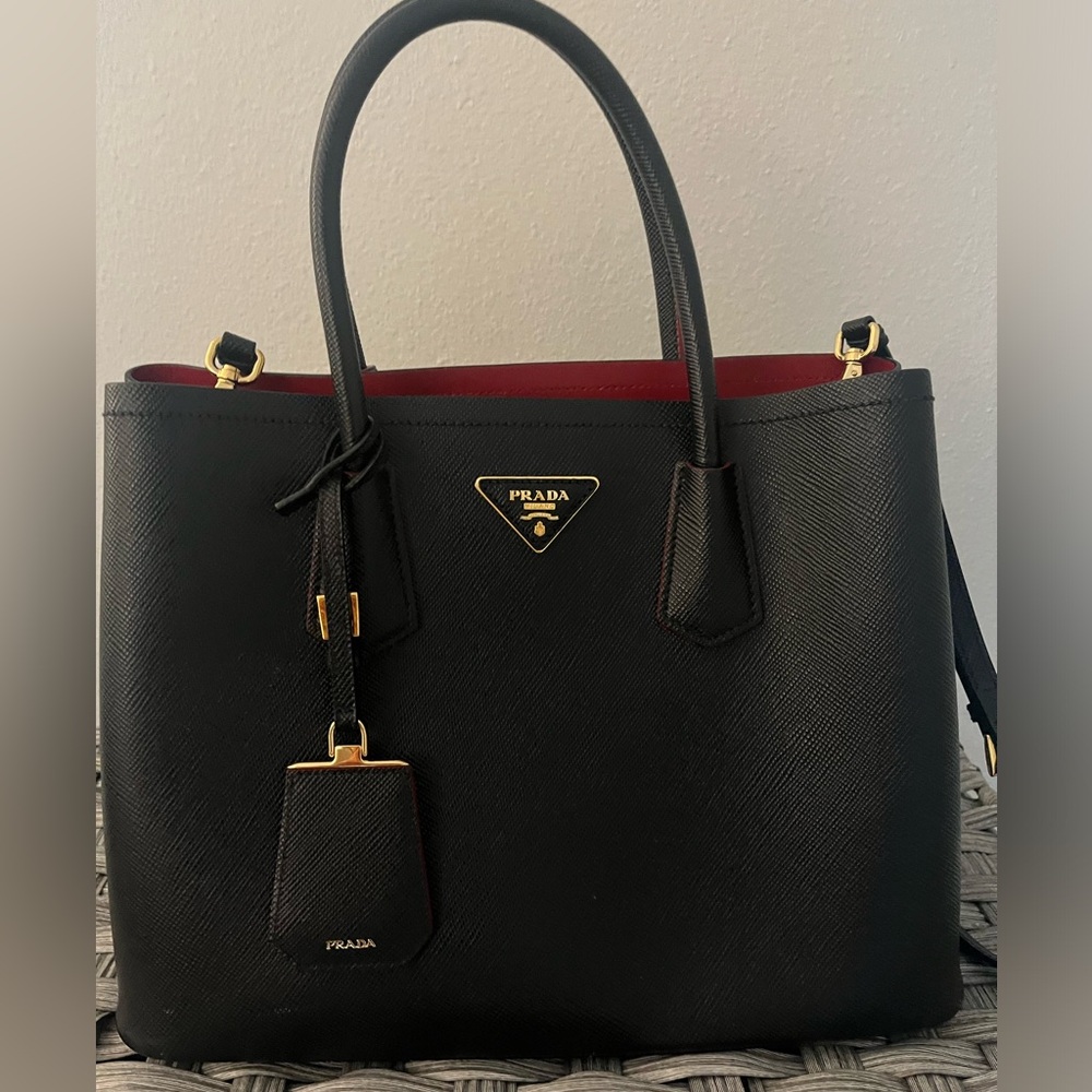 ✨AUTHENTIC✨PRADA - Black Saffiano Leather Tote bag w/RED interior! LIKE NEW!🤩